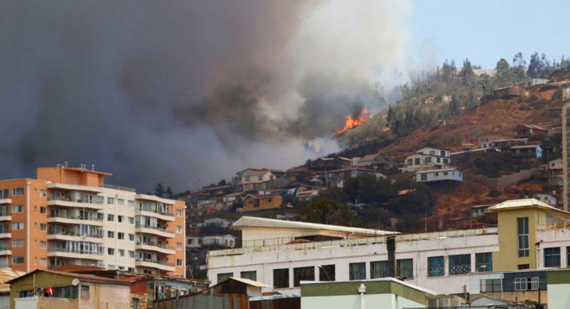 Incendio forestal afectó cerros de Valparaíso y destruyó tres viviendas
