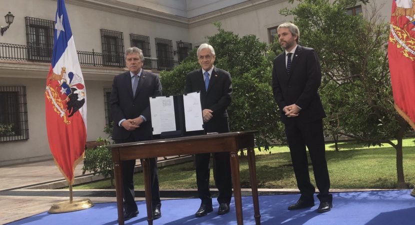 Presidente Sebastián Piñera firma proyecto de ley para que FFAA resguarden edificios criticos