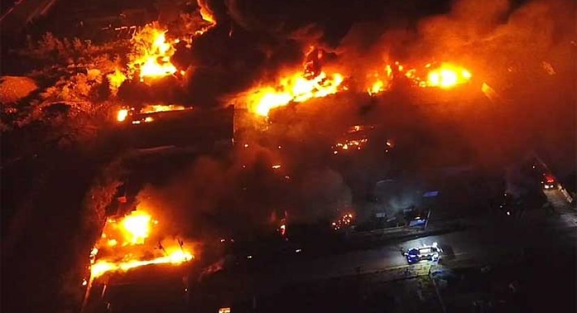 Tres empresas industriales fueron desruidas por gigantesco incendio en Lampa