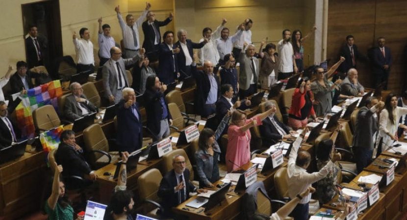 Diputados desechan paridad de género pero aprueban nueva Constitución