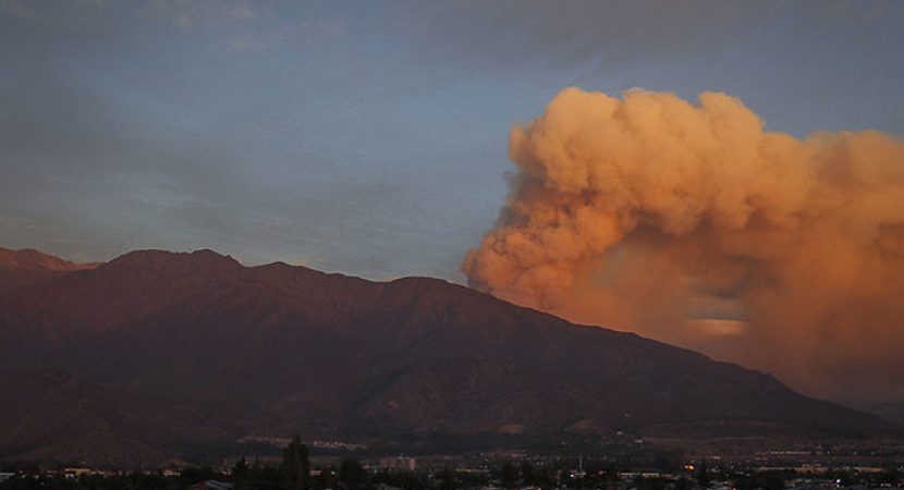 Autoridades decretan alerta roja por incendio forestal en San José de Maipo