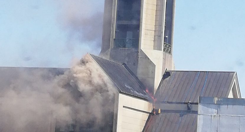 Incendio destruye parte de la Catedral de Valdivia