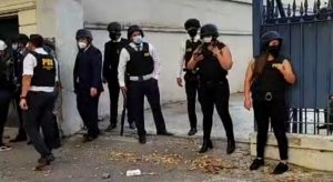 Funcionarios de PDI se enfrentaron a manifestantes en las cercanías de «La Moneda Chica»