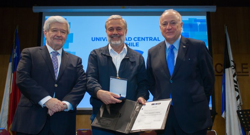 UCentral otorgó medalla Fundadores a Benito Baranda
