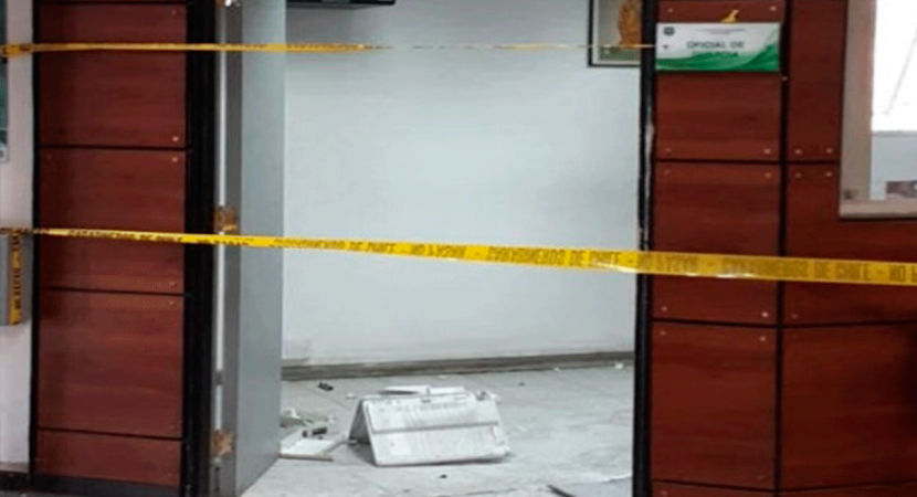 Policía investiga ataque terrorista que dejó a cinco carabineros heridos en una comisaría de Huechuraba