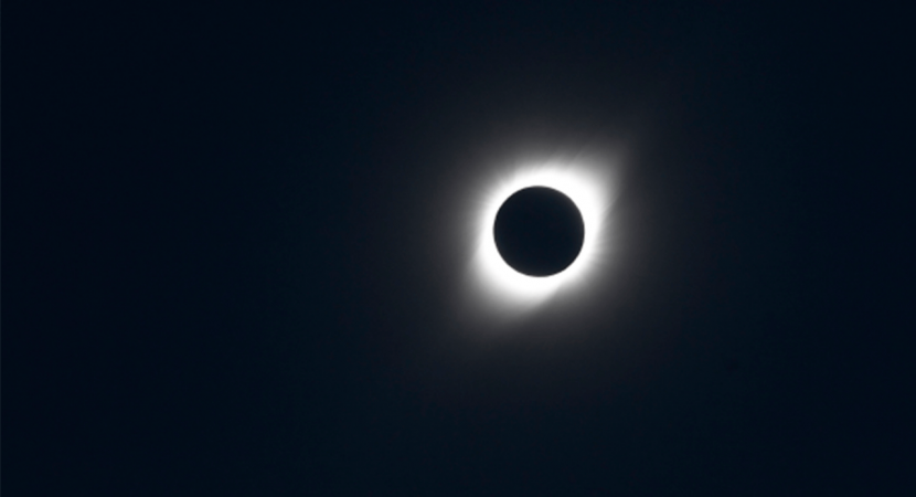 Chilenas y chilenos pausaron sus quehaceres diarios para contemplar el eclipse total de sol