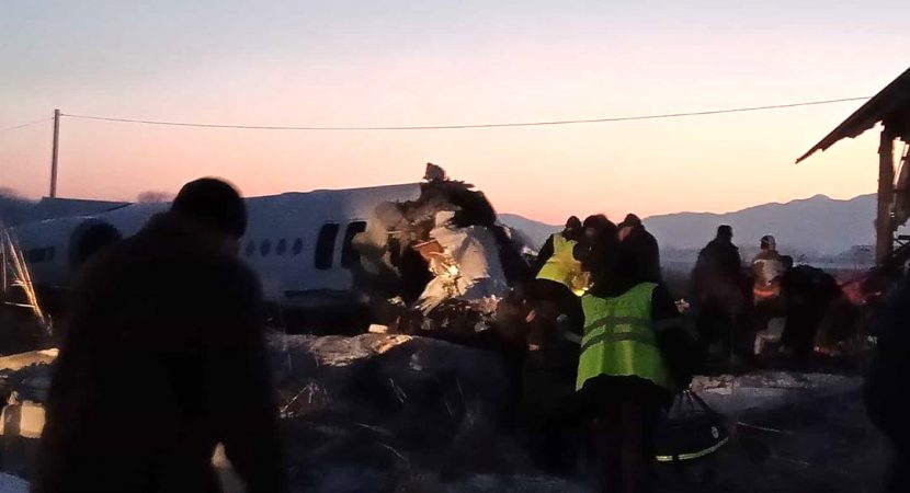 Avión con cien pasajeros se estrella con edificio en Kazajistán
