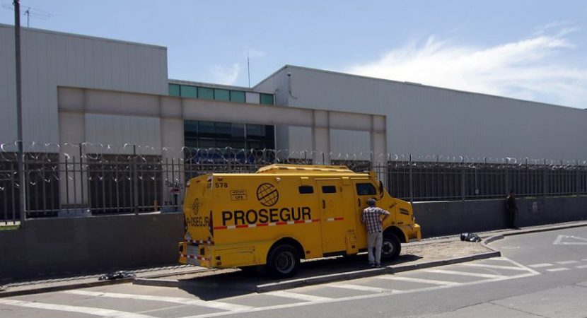 Dos personas heridas luego que delincuentes intentaran robar a camión de valores en supermercado de Maipú