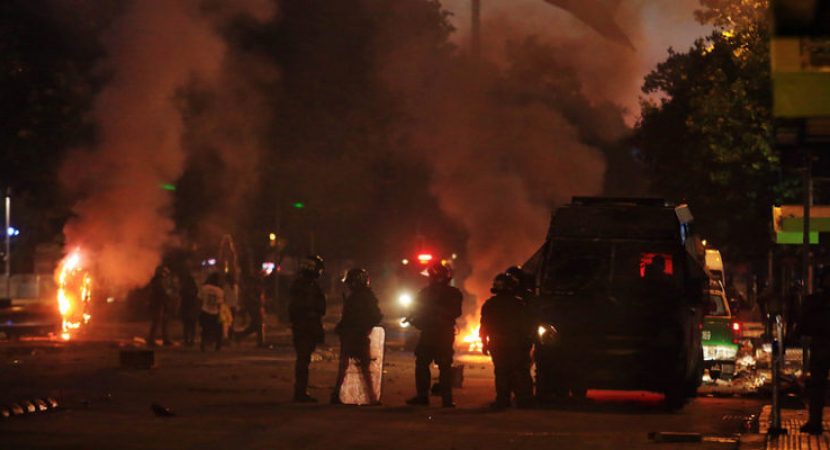 Un fallecido y tres carabineros heridos luego de violenta noche en Región Metropolitana