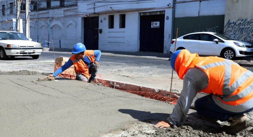Aprueban más de $2.400 millones para renovación de veredas y calzadas en Santiago