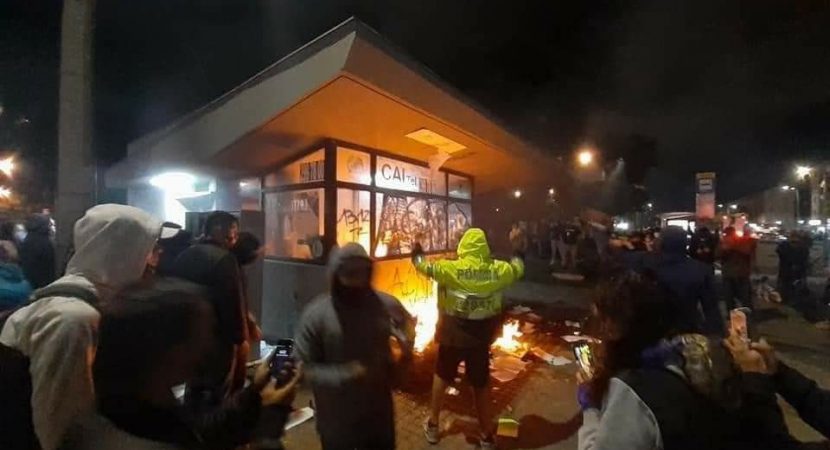 Disturbios en Colombia dejan siete fallecidos y decenas de estaciones policiales incendiadas