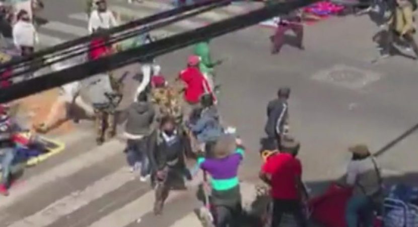 Video que muestra pelea entre vendedores ambulantes demuestra baja fiscalización en Barrio Meiggs de Santiago