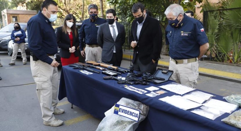 PDI incauta drogas y armas en Melipilla logrando detener a 25 personas