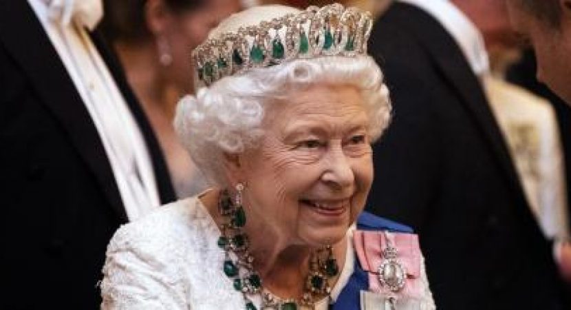 Asistente de Catering de la Reina Isabel admitió haberle robado