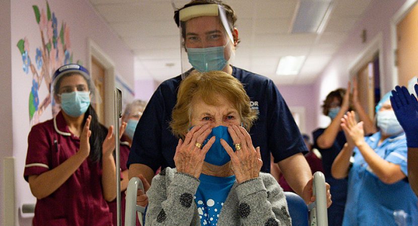 Reino Unido ya está administrando vacuna Pfizer contra el coronavirus: Mujer británica de 90 años es la primera en recibirla