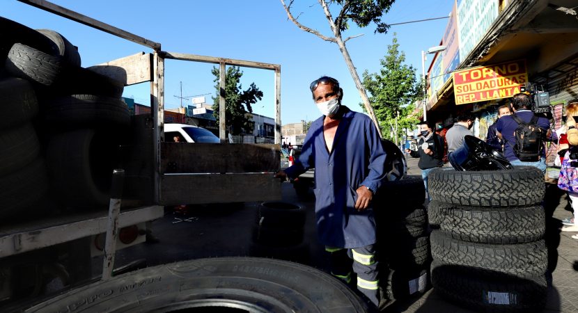 Santiago impulsa reciclaje de neumáticos en barrio 10 de Julio