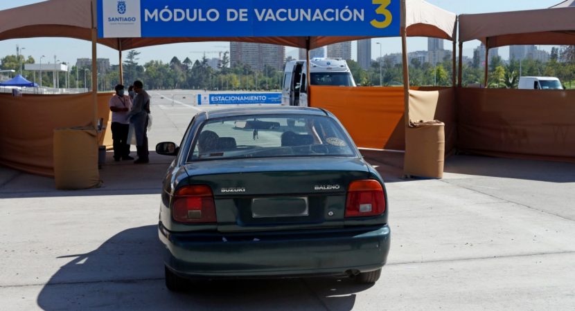 Santiago implementa plan Vacúnate en el Auto en el Parque O’Higgins