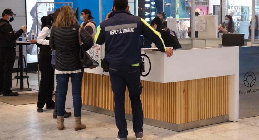 Fiscalizan apertura de centro comercial en fase 2 en Las Condes