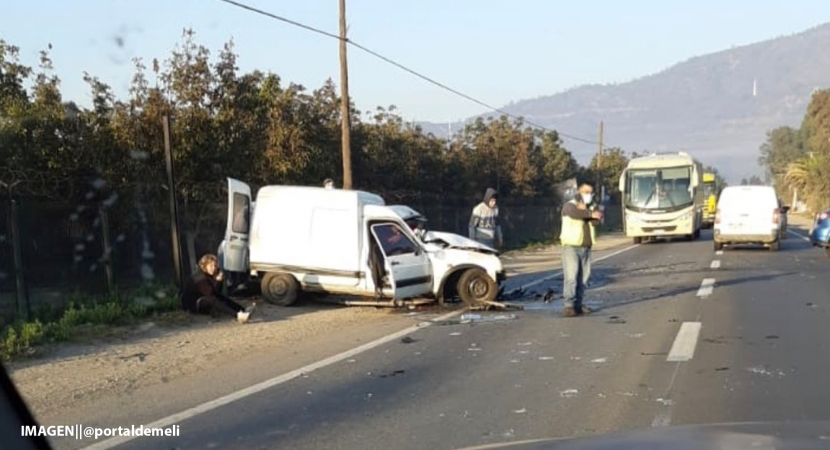 Grave accidente frontal de dos vehículos en Melipilla deja 4 lesionados
