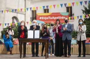 En el Día de la Madre, Presidente Piñera promulga ley que permite cambiar orden de apellidos de las personas