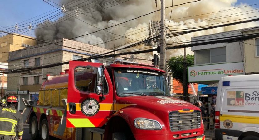 Incendio consume tres locales y moviliza más de 10 compañías de bomberos en San Bernardo