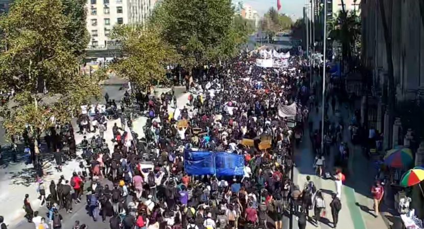 Estudiantes marchan por el centro de Santiago para exigir aumento de la beca de alimentación de Junaeb