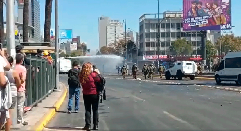 Joven es herido a bala durante marcha estudiantil del centro de Santiago