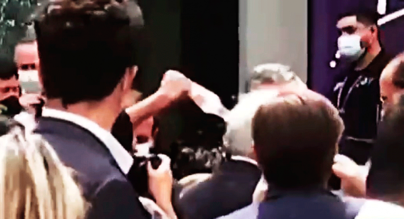 Mujer arroja agua al presidente Sebastián Piñera después de ceremonia en La Moneda