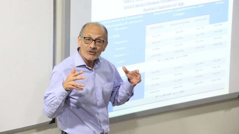 Profesor Luis Gajardo obtiene grado de doctor en Ciencias de la Educación en la Universidad de Granada