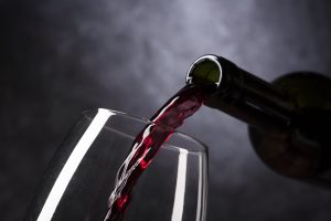 Investigadores refutan la creencia de que beber una copa de vino al día sea beneficioso para la salud