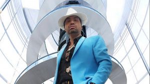 Cantautor Erre lanza su single debut «viernes»
