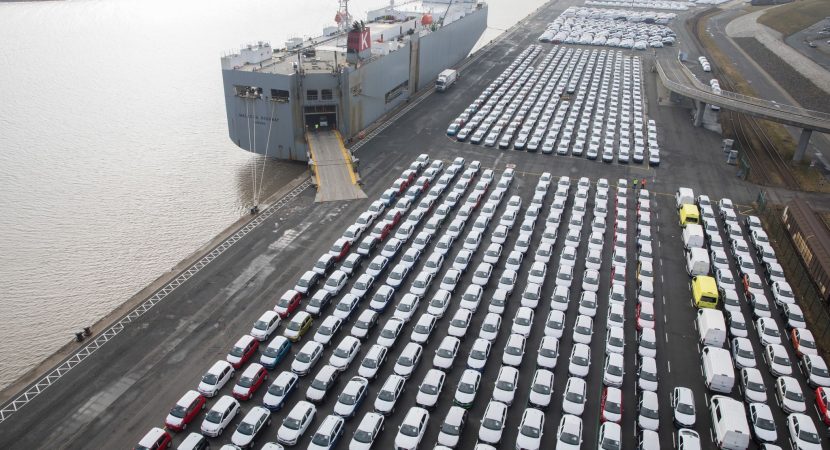 Bajan ventas de Volkswagen y Mercedes-Benz por debilidad en EEUU y China