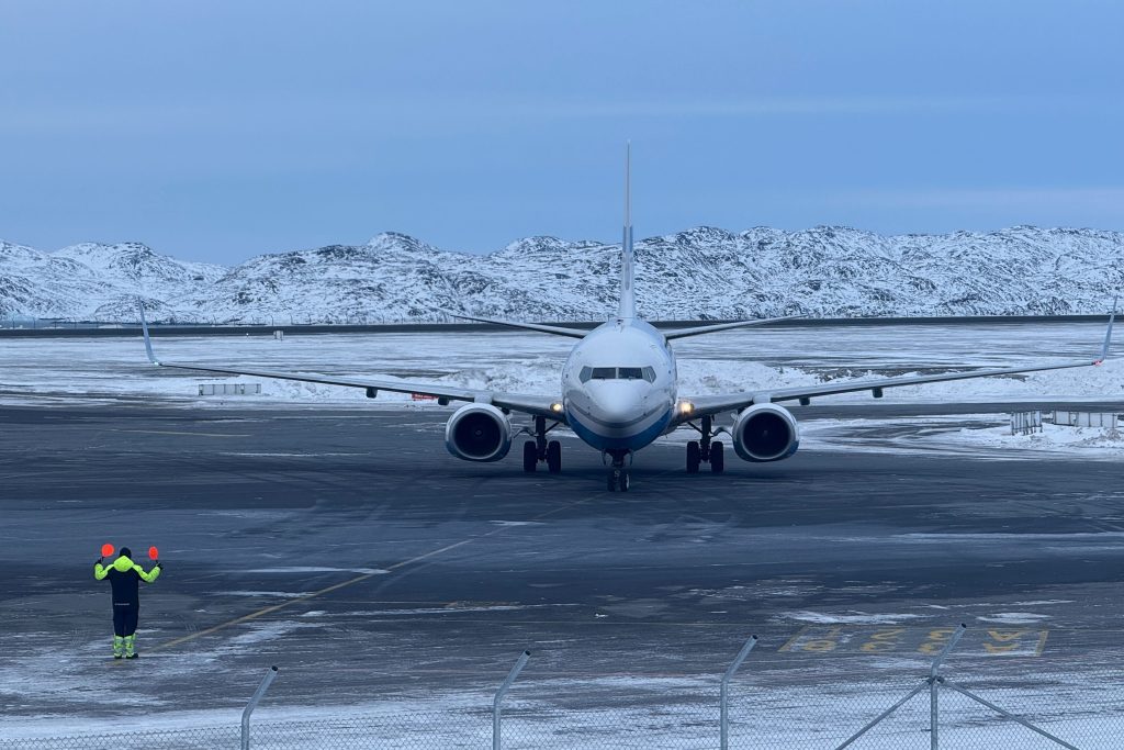Un avión con personal militar alemán a su llegada al aeropuerto de la capital de Groenlandia, Nuuk, previa a la llegada de un equipo de reconocimiento para evaluar la posibilidad de llevar a cabo maniobras militares en la isla ártica. Foto: Julia Wäschenbach/dpa Crédito: Julia Wäschenbach/dpa