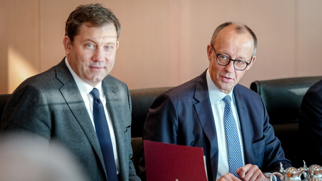Lars Klingbeil(izq.), ministro de Finanzas y vicejefe de gobierno, y Friedrich Merz, canciller alemán, durante una reunión del gabinete en Berlín. Crédito Kay Nietfeld/dpa