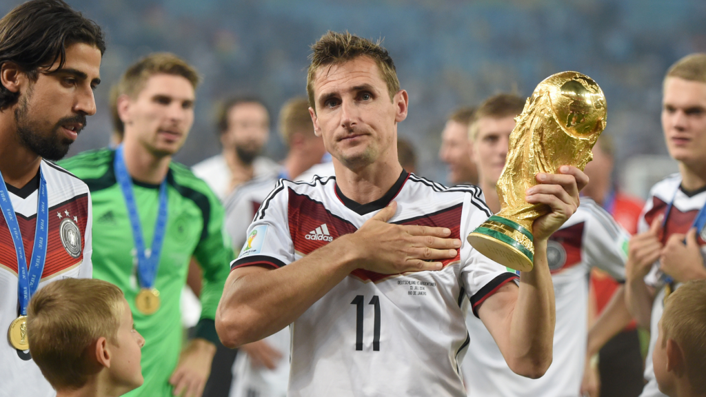 Miroslav Klose celebra la Copa del Mundo 2014 ganada por Alemania en Río de Janeiro contra Argentina ("Klose cuenta con que Messi o Mbappé batirán pronto su récord mundialista"). Foto: Marcus Brandt/dpa Crédito: Marcus Brandt/dpa