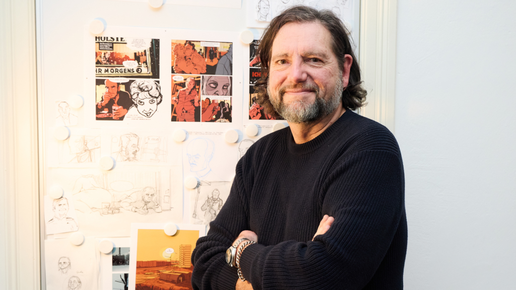 El ilustrador y autor alemán Ully Arndt, en su estudio. Junto al coautor Heinz Strunk presenta el primer volumen de su cómic "Der goldene Handschuh. Sommer der Liebe" (El guante de oro. Verano del amor). Foto: Georg Wendt/dpa Crédito: Georg Wendt/dpa