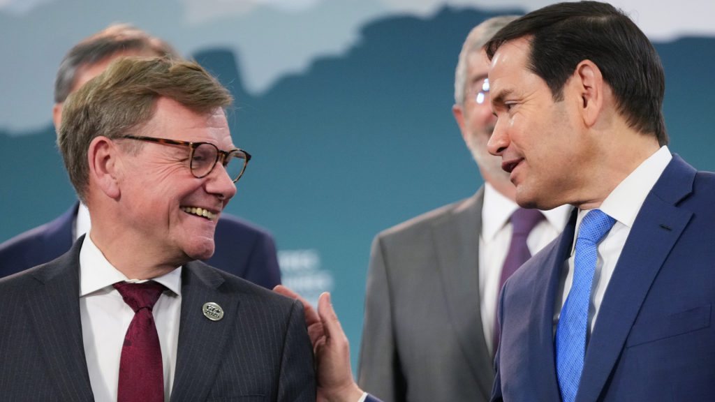 El ministro de Asuntos Exteriores de Alemania, Johann Wadephul (izq.), y el secretario de Estado de Estados Unidos, Marco Rubio, conversan durante la reunión de ministros de Relaciones Exteriores del Grupo de los Siete en Canadá. Foto: Soeren Stache/dpa Crédito: Soeren Stache/dpa