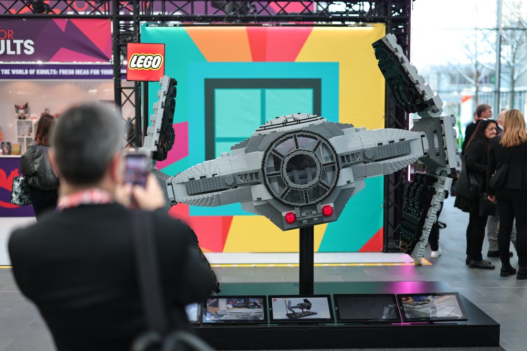 Un caza de "Star Wars" creado con fichas de Lego para la inauguración de la 75.ª Feria del Juguete de Núremberg. Foto: Daniel Karmann/dpa Crédito: Daniel Karmann/dpa