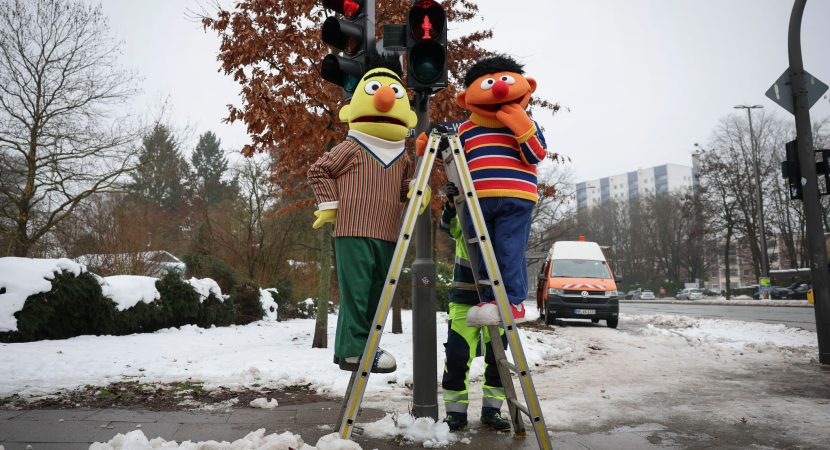 Personajes de serie «Plaza Sésamo» regulan el tráfico en Hamburgo