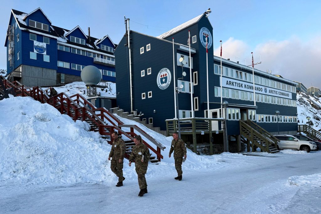 Militares daneses frente al Comando Ártico en Nuuk, la capital de Groenlandia. Crédito Julia Wäschenbach/dpa
