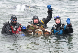 Buzos celebran tradicional búsqueda del tesoro en lago de Constanza
