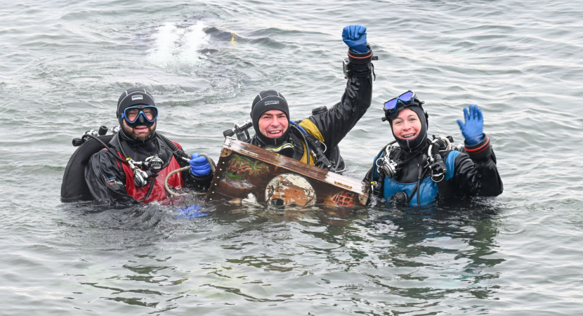 Buzos celebran tradicional búsqueda del tesoro en lago de Constanza