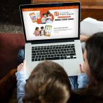 Vuelta a clases y tecnología: Cómo acompañar el uso de pantallas para fortalecer el aprendizaje y las habilidades socioemocionales