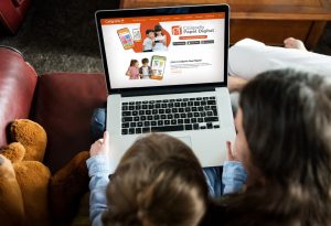 Vuelta a clases y tecnología: Cómo acompañar el uso de pantallas para fortalecer el aprendizaje y las habilidades socioemocionales