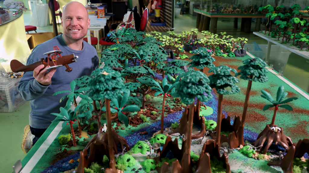 Oliver Schaffer posa junto a uno de los dioramas con piezas de Playmobil que ha preparado para la exposición sobre la evolución en la Tierra que hoy abrió sus puertas en el zoológico de la ciudad alemana de Rostock. Foto: Bernd Wüstneck/dpa Crédito: Bernd Wüstneck/dpa