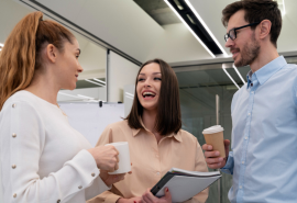 Del ASAP AL FYI: Las expresiones en inglés que dominan la nueva cultura laboral chilena