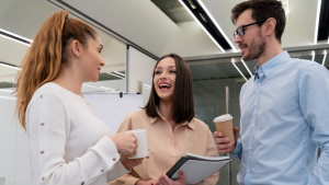 Del ASAP AL FYI: Las expresiones en inglés que dominan la nueva cultura laboral chilena