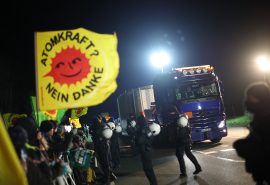 Convoy de transporte de residuos nucleares vacía autopista alemana