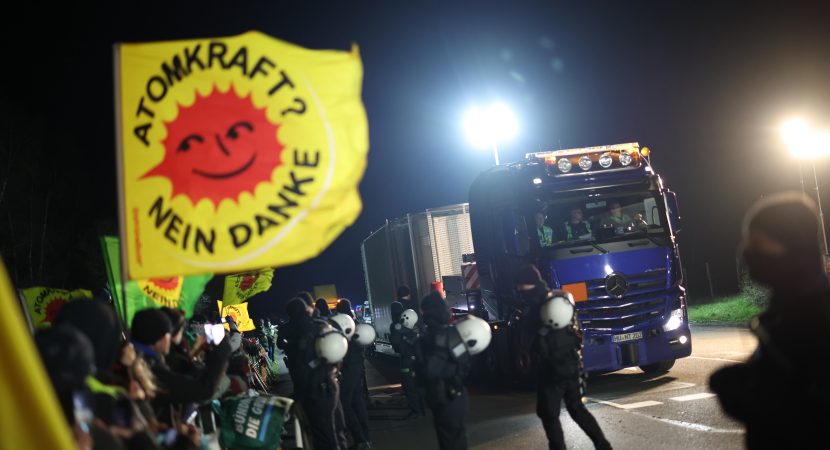Convoy de transporte de residuos nucleares vacía autopista alemana