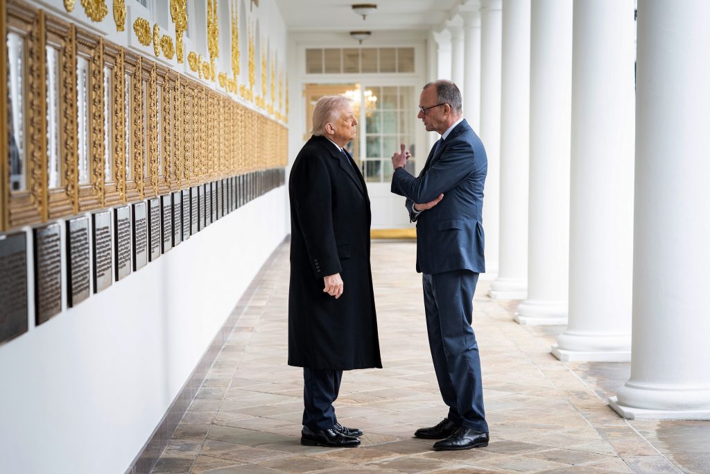 El presidente de Estados Unidos, Donald Trump, conversa con el canciller alemán, Friedrich Merz, en una galería de la Casa Blanca en la que se alinean los retratos de los presidentes del país norteamericano. Foto: Guido Bergmann/Presse- und Informationsamt der/dpa - ATENCIÓN: Sólo para uso editorial y mencionando el crédito completo Crédito: Guido Bergmann/Presse- und Informationsamt der/dpa